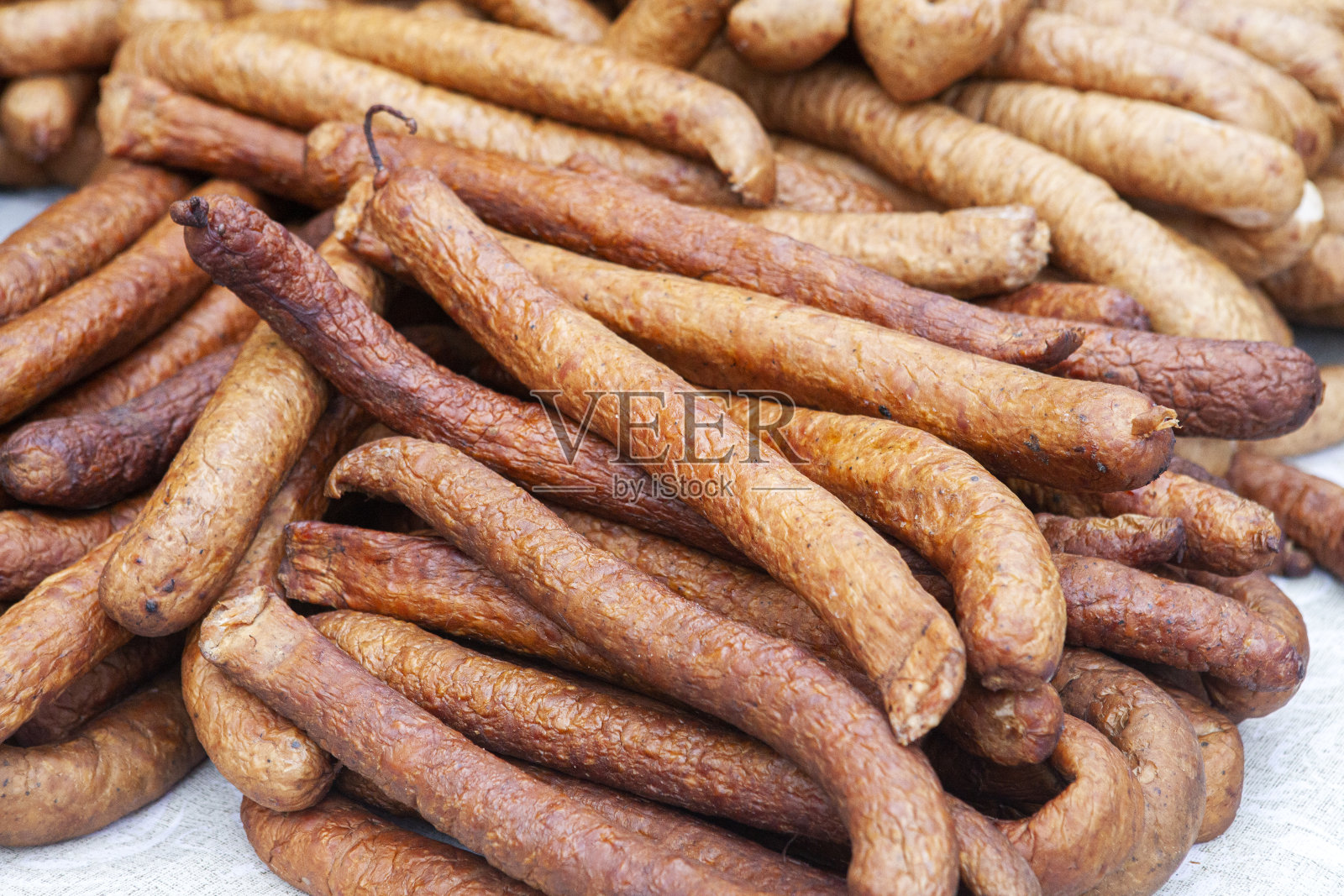 市场摊位上的立陶宛风味香肠照片摄影图片