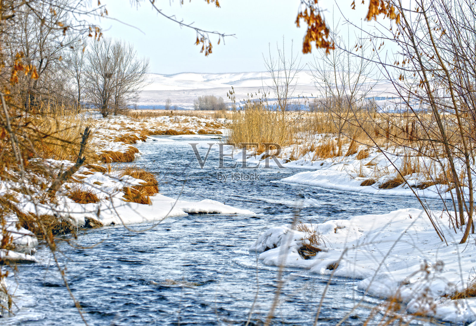 冬天河水浅，水流湍急，不结冰。HDR照片摄影图片