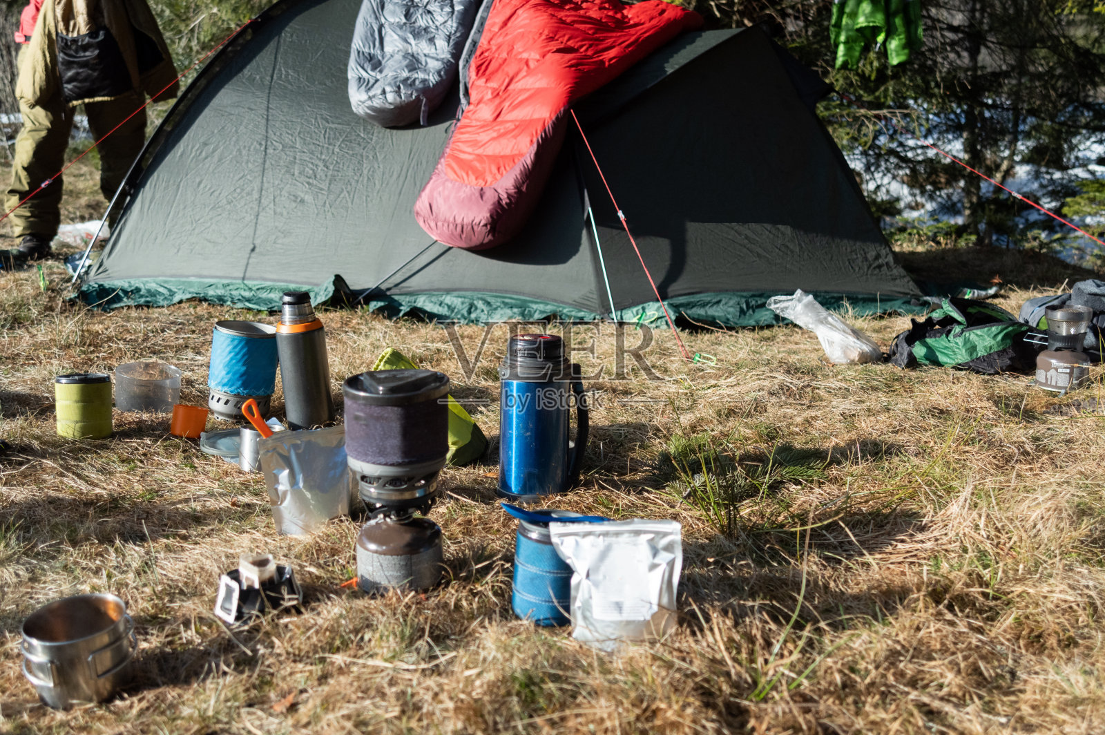 基本的露营的游客。在营地吃早餐。照片摄影图片
