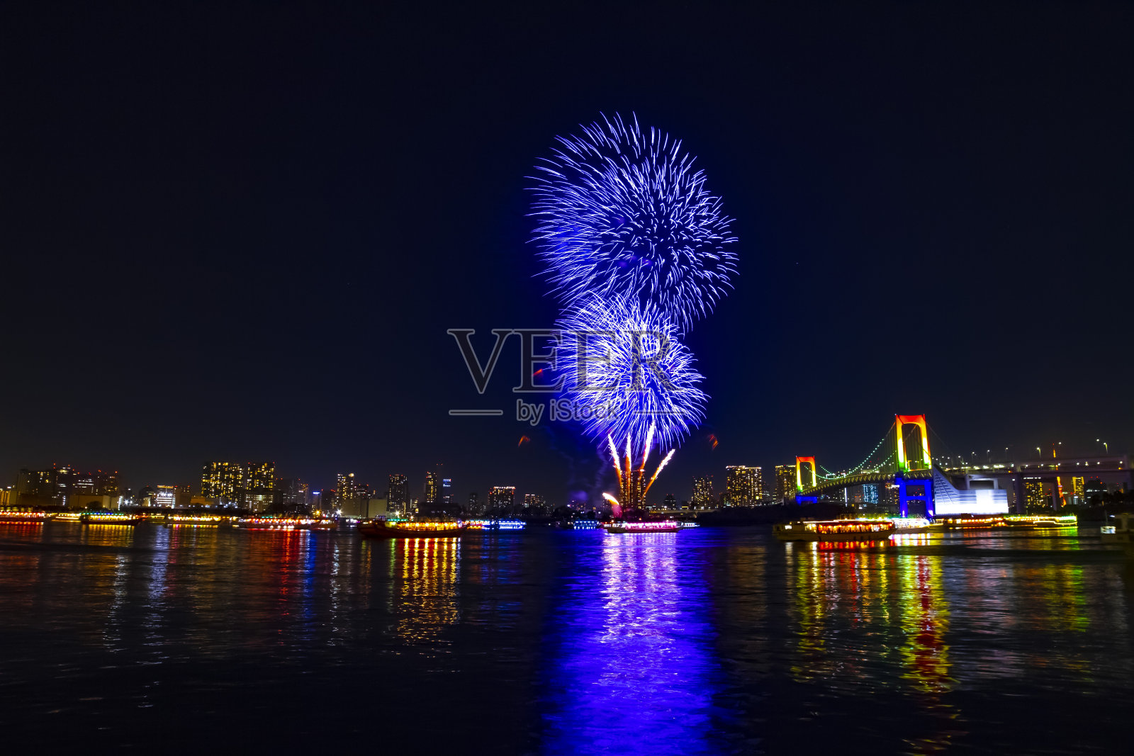 东京市区彩虹桥附近的夜晚焰火表演照片摄影图片