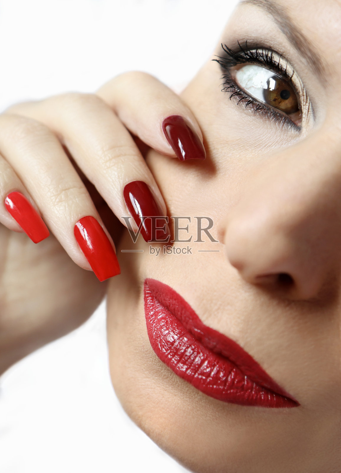 时尚的化妆和美甲用深红色和浅色指甲油。照片摄影图片