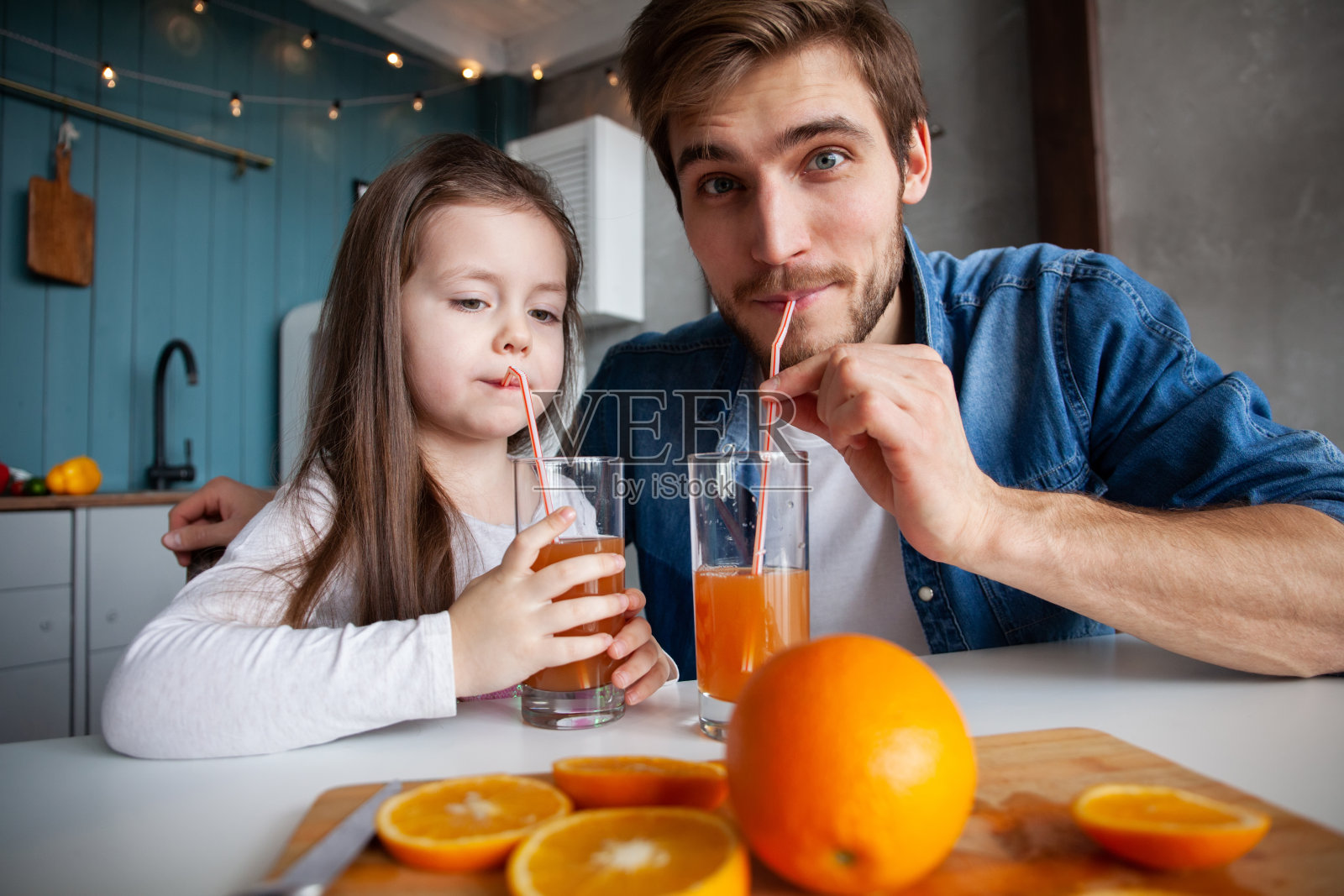 家庭、饮食和人的概念——幸福的父亲和女儿在家里吃早餐照片摄影图片