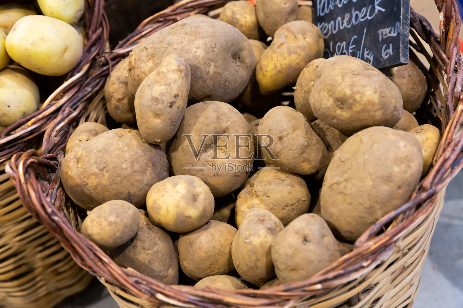 市场上的柳条篮子里的土豆照片摄影图片