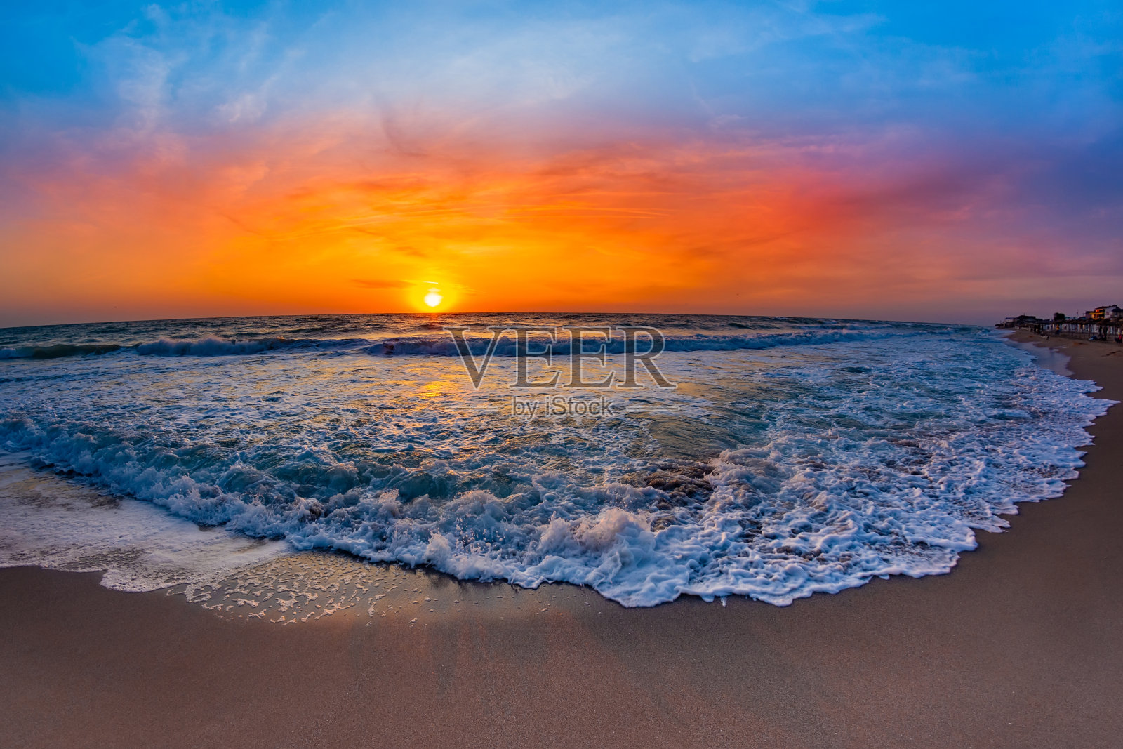 美丽的海景在早晨日出与花边般的波浪冲刷海岸照片摄影图片