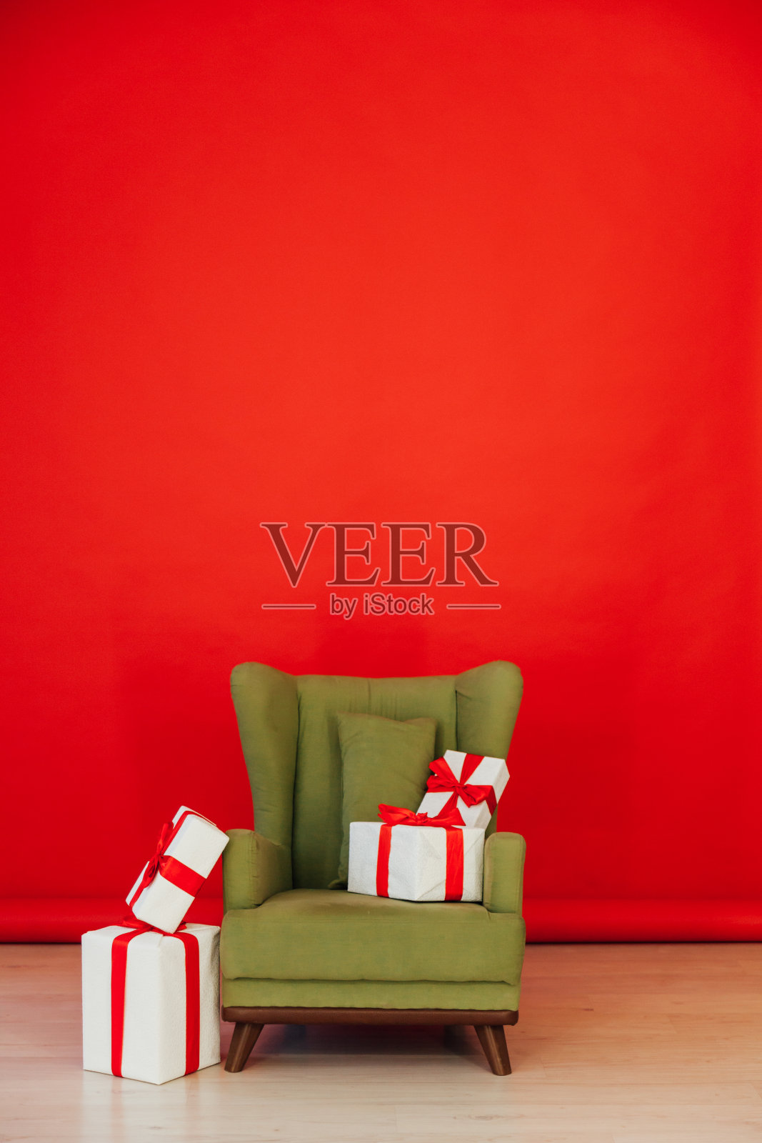 红色的黑色背景椅子与圣诞生日派对的礼物照片摄影图片