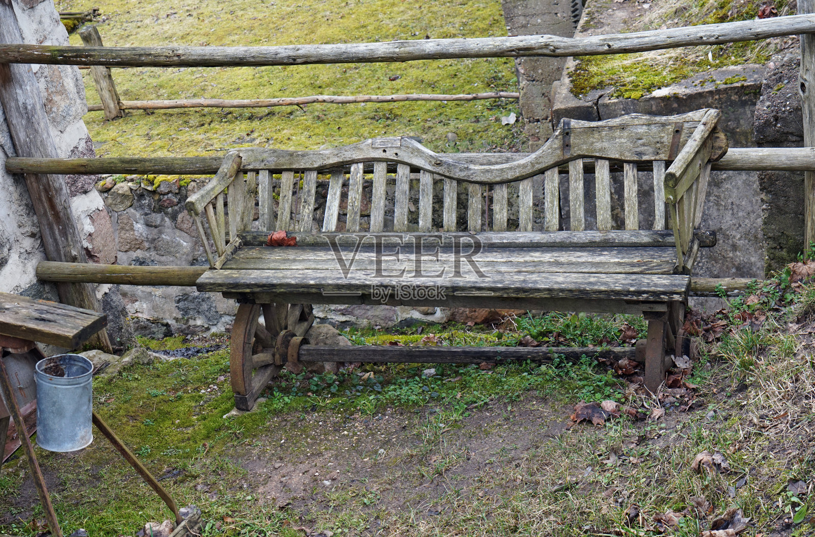 乡村小屋附近有一个橡木长凳，用来休息照片摄影图片