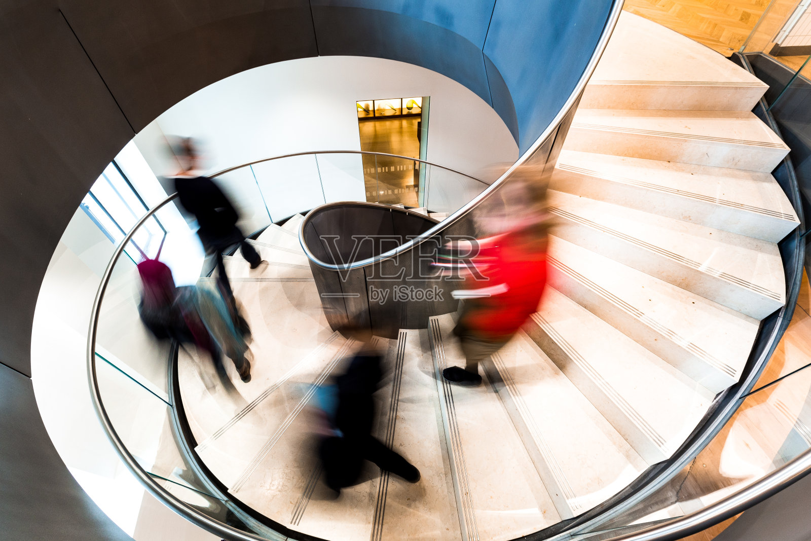 模糊运动的城市人运行下未来的现代螺旋楼梯照片摄影图片