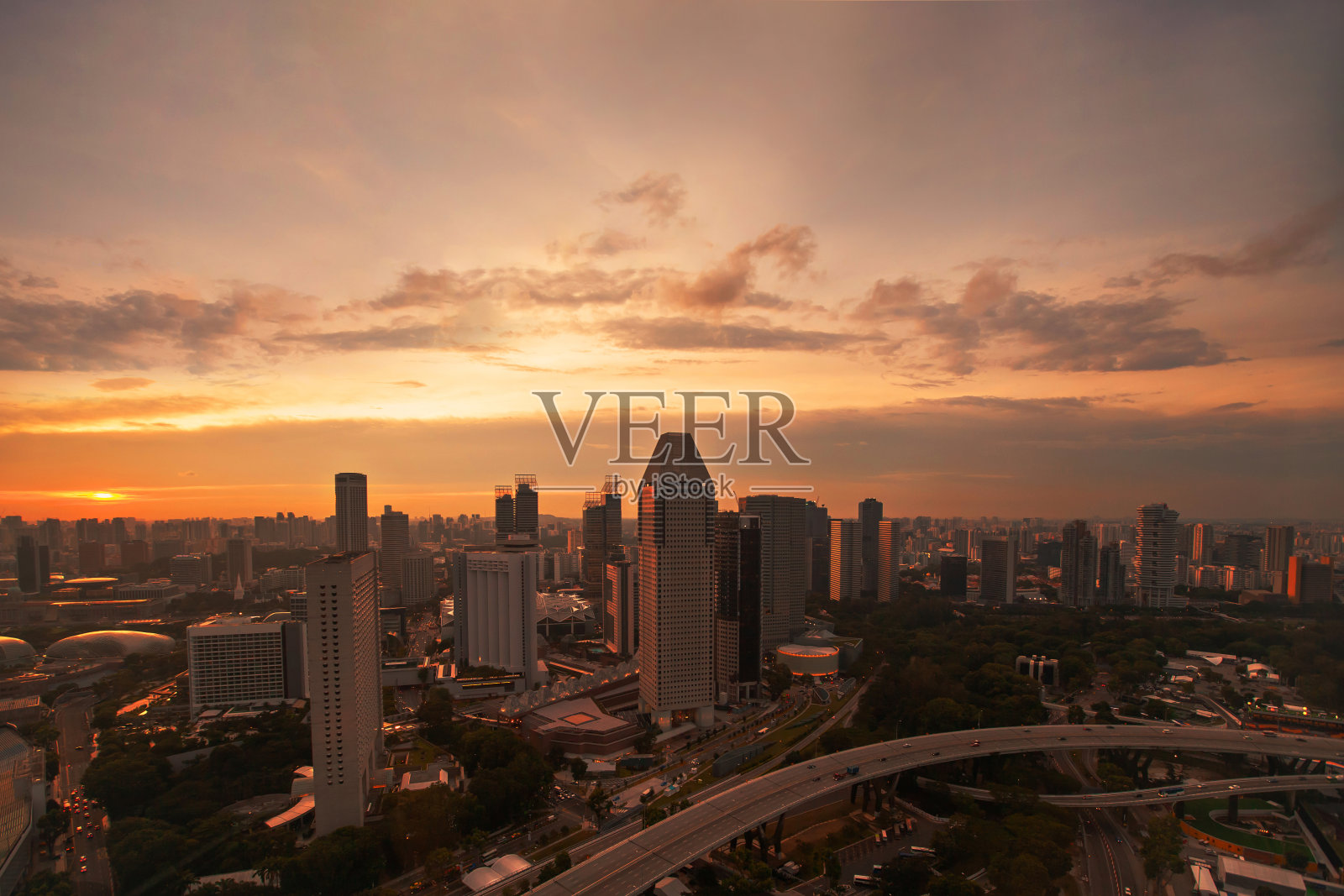 新加坡天际线鸟瞰图，城市摩天大楼在日落照片摄影图片