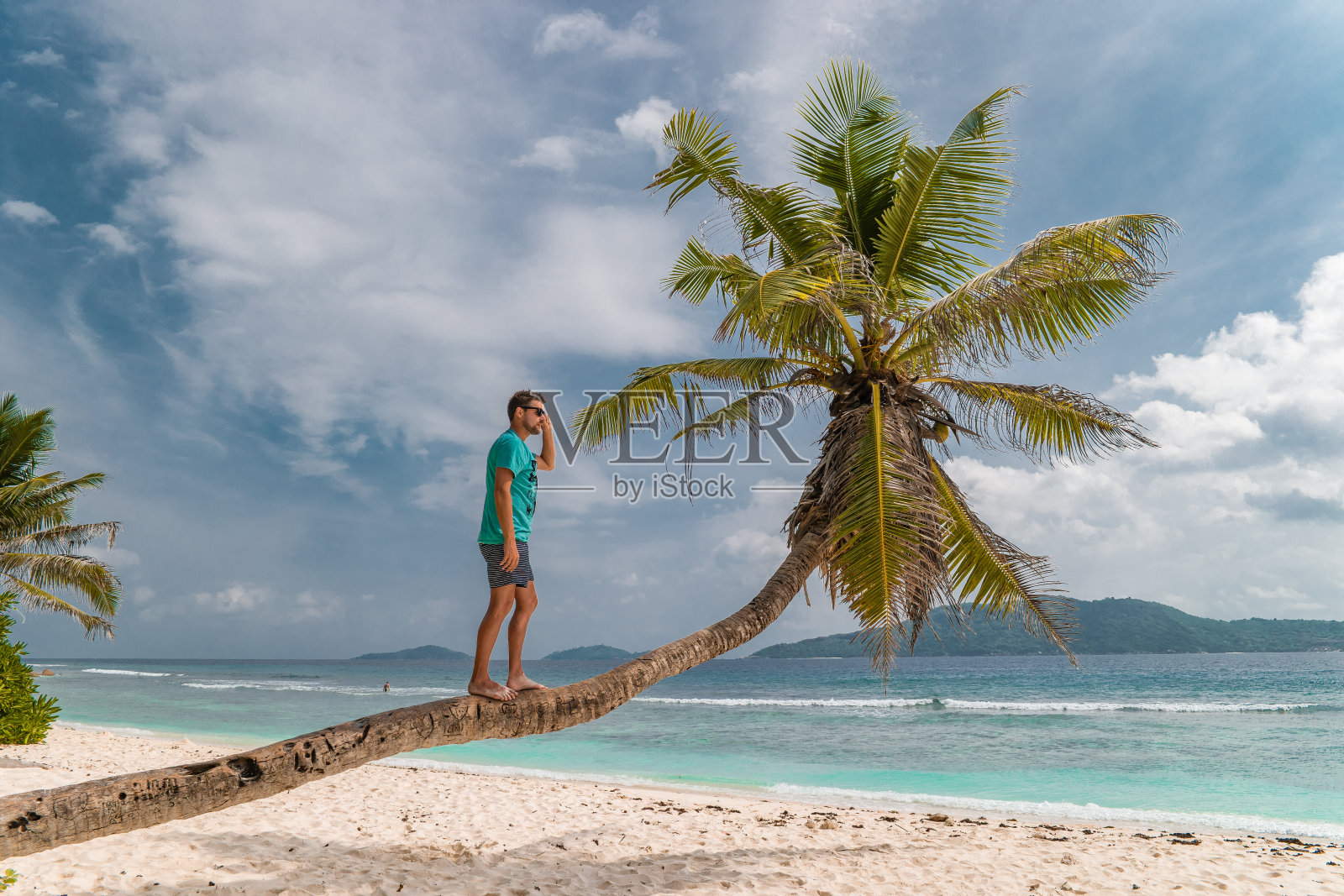 塞舌尔热带岛屿，年轻人在白色海滩度假期间的马赫塞舌尔，Praslin塞舌尔照片摄影图片