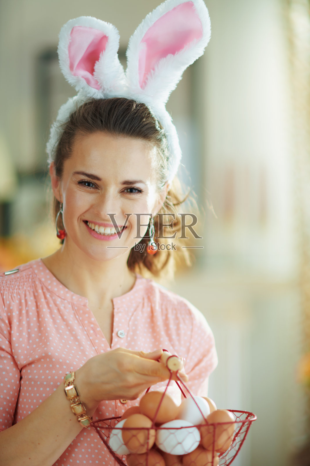 微笑优雅的女性拿着篮子与鸡蛋着色照片摄影图片