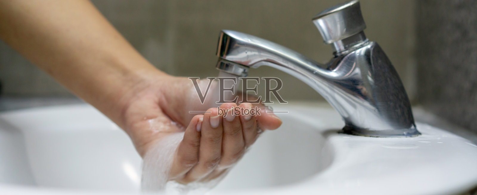 近距离观察成年女性在浴室用水龙头冲洗手的生活方式照片摄影图片