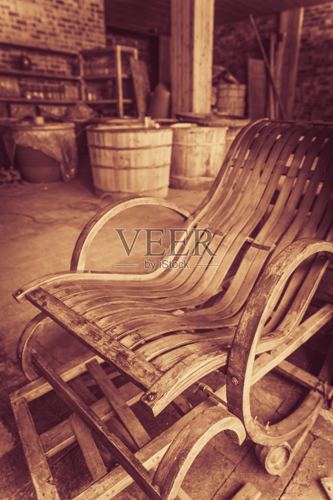 老式的复古风格的木制躺椅照片摄影图片