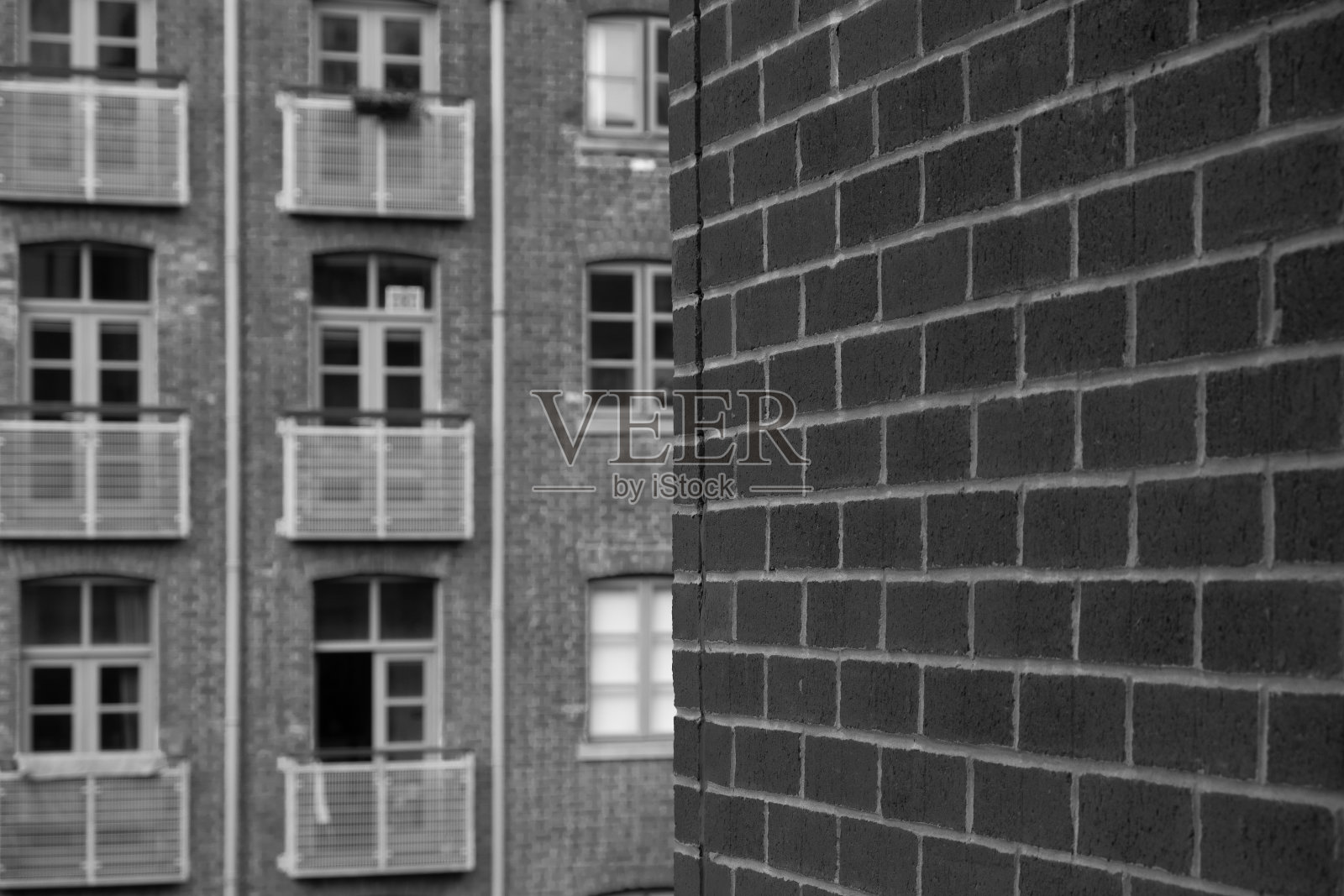 带有黑白阳台的现代砖砌住宅。照片摄影图片