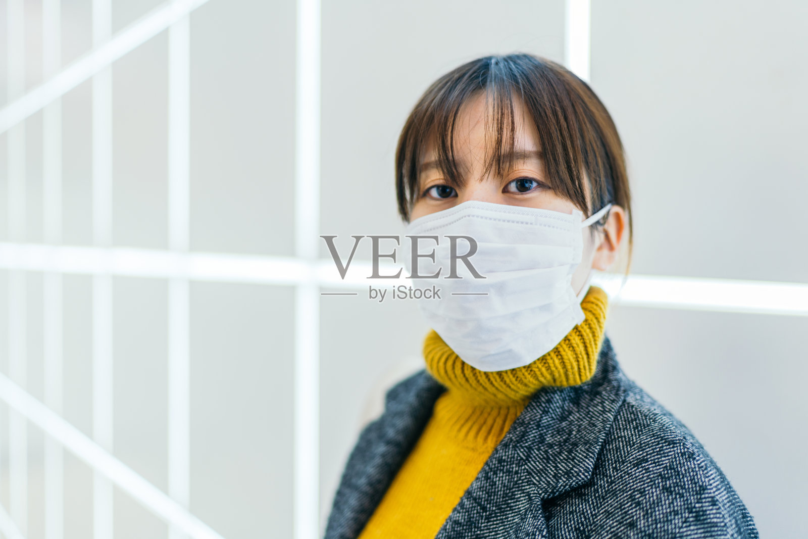 年轻妇女用外科口罩遮住脸部以预防禽流感病毒和冠状病毒的肖像照片摄影图片