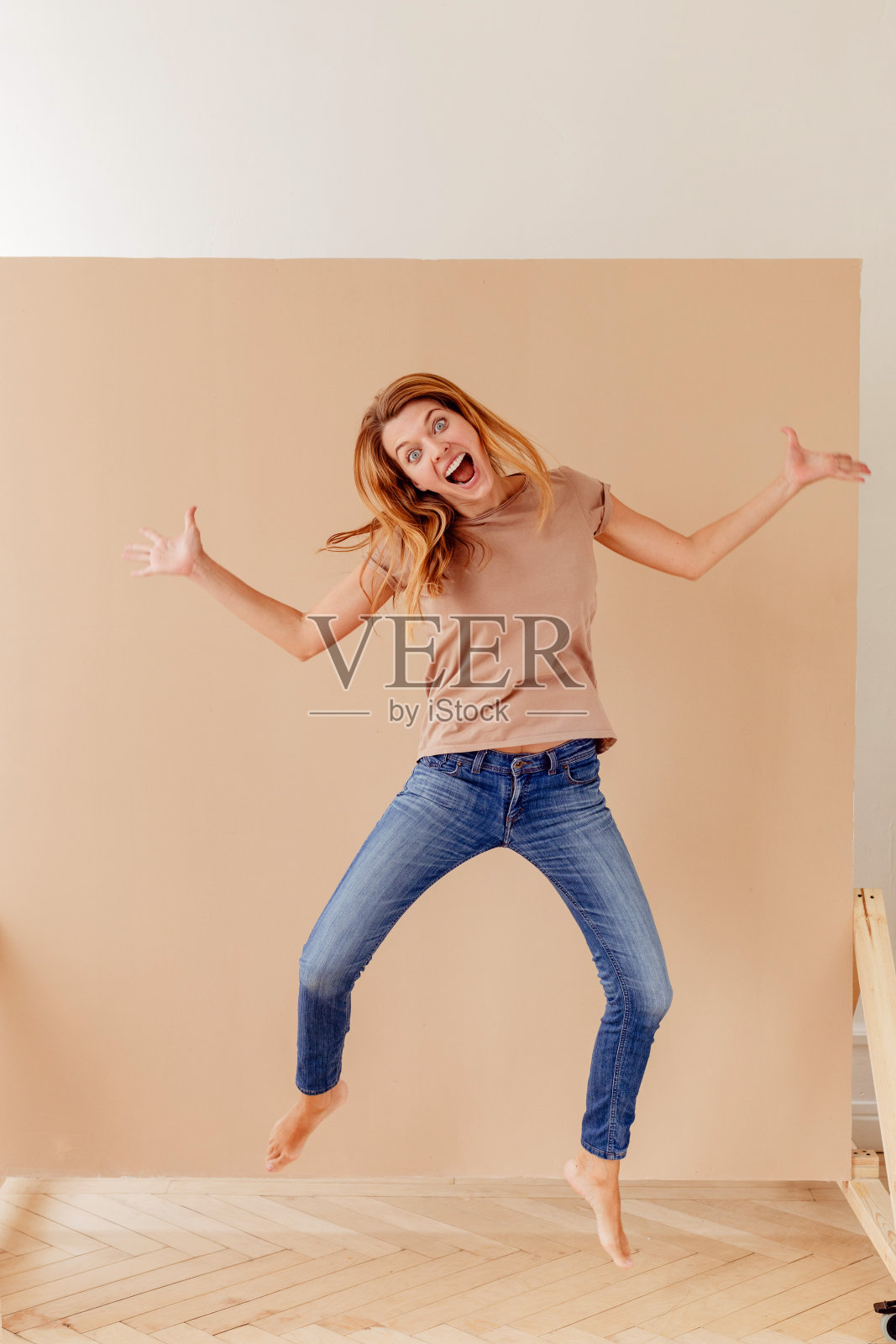一个快乐的年轻女子跳跃的肖像照片摄影图片