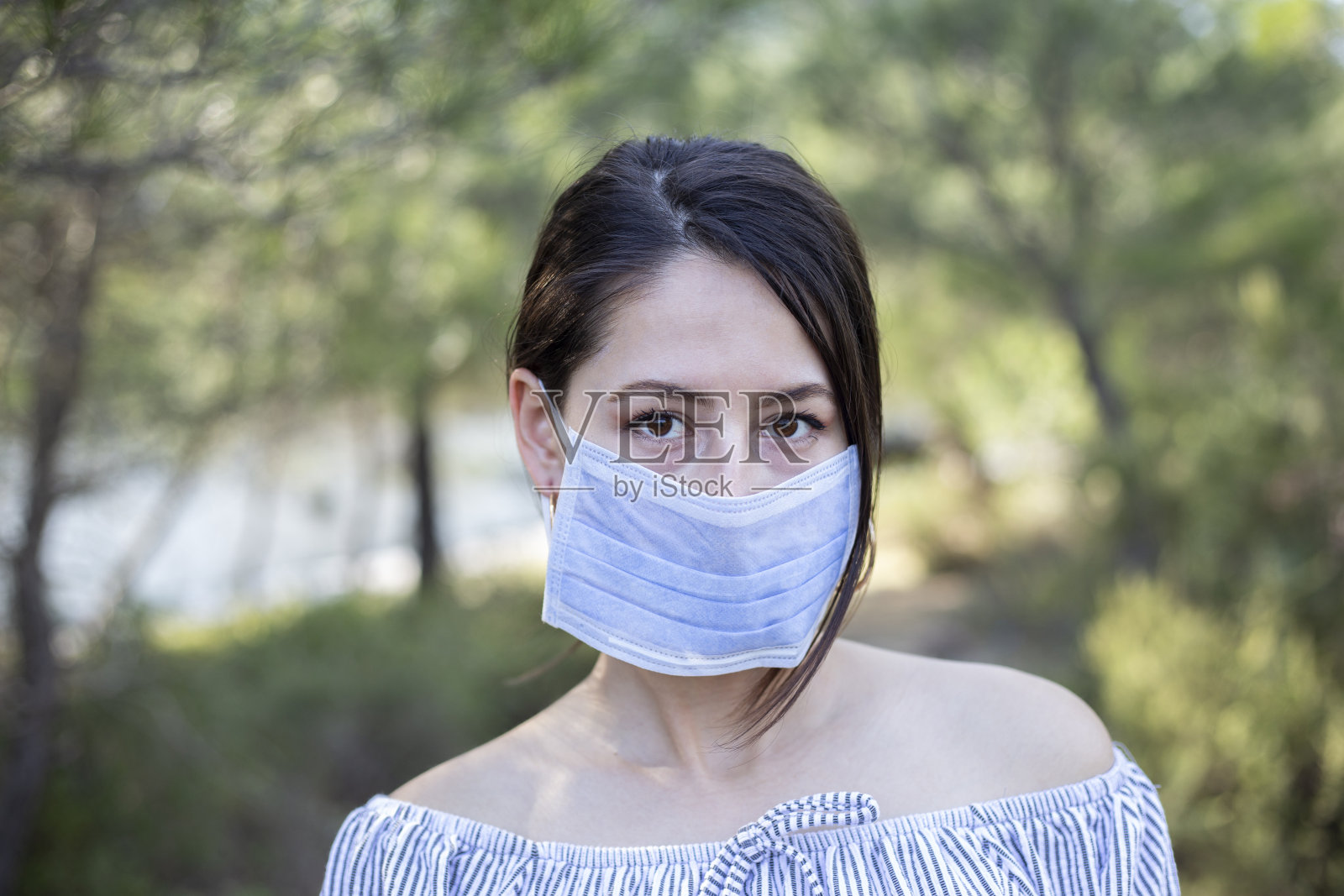 冠状病毒和人类使用口罩。照片摄影图片
