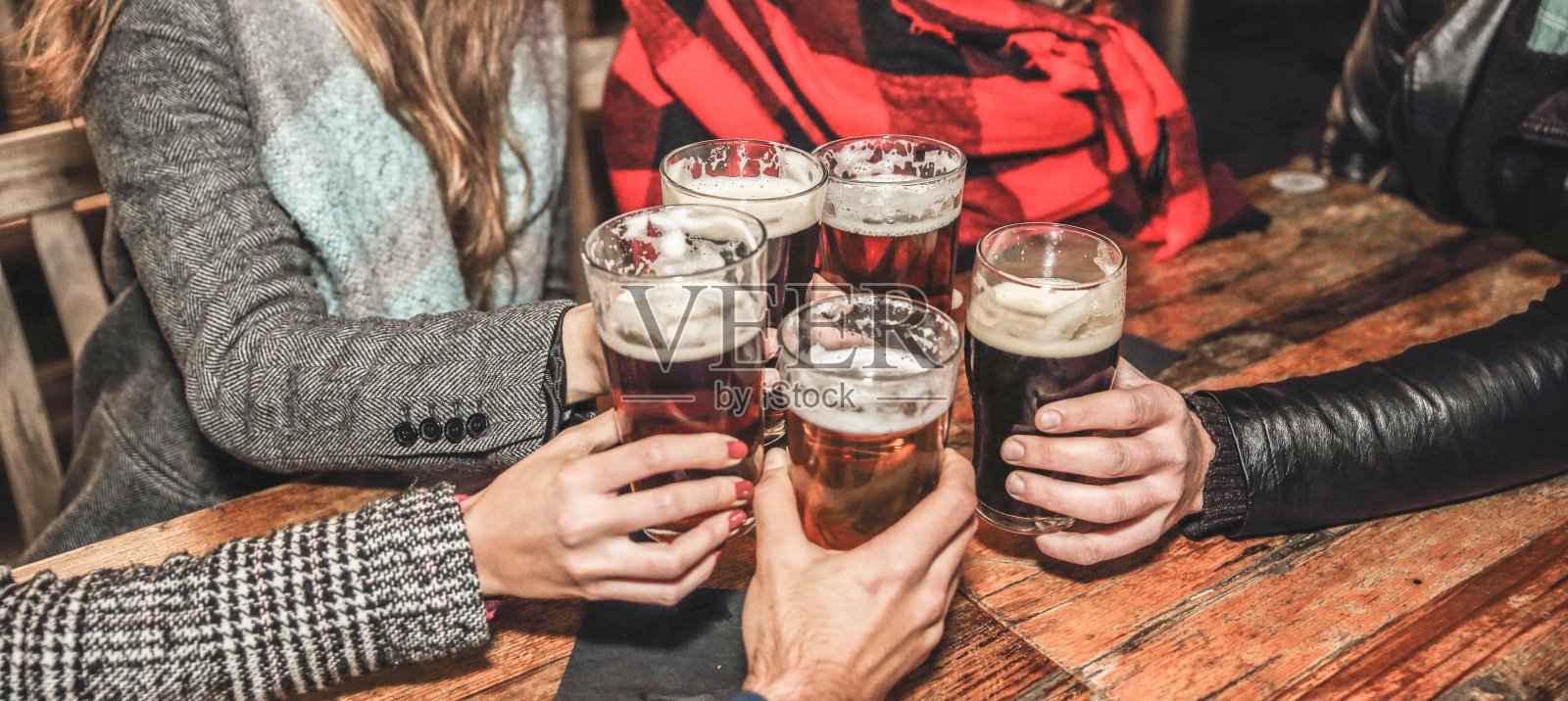 不同的人朋友一起在酒吧喝啤酒的概念。一群伦敦人的朋友在一家酒吧里碰面。一群快乐的朋友在啤酒厂喝啤酒。喝几品脱的玻璃杯。照片摄影图片