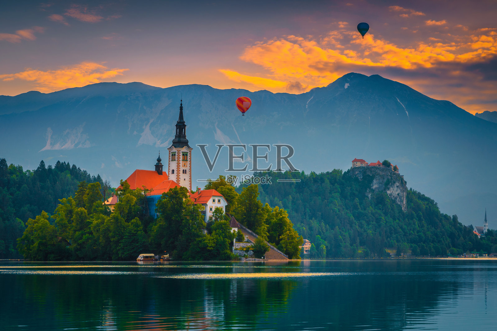 斯洛文尼亚，日出时湖面上的热气球流血了照片摄影图片