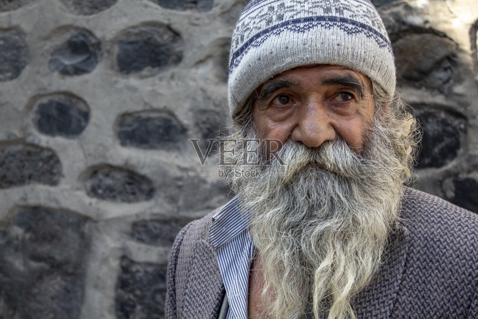 一个头发和胡子混在一起的老人的肖像照片摄影图片