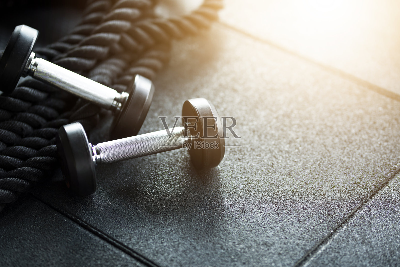 健身房背景健身设备在深色地板上进行运动锻炼照片摄影图片