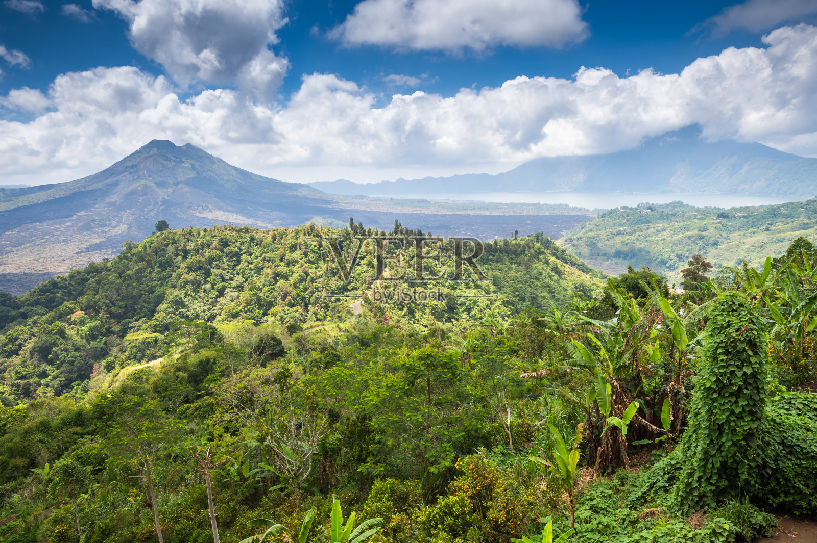 热带景观火山风景上午，巴图尔山，达瑙布延湖，巴厘岛，印度尼西亚照片摄影图片