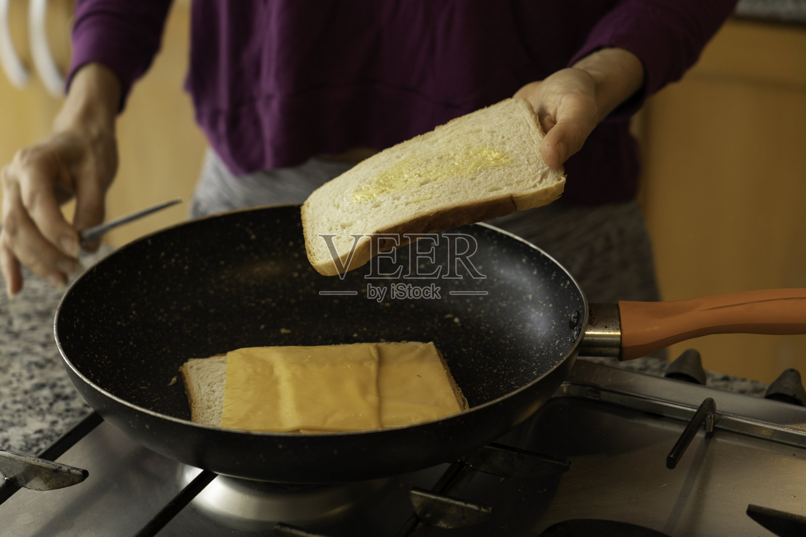 女人准备奶酪三明治照片摄影图片
