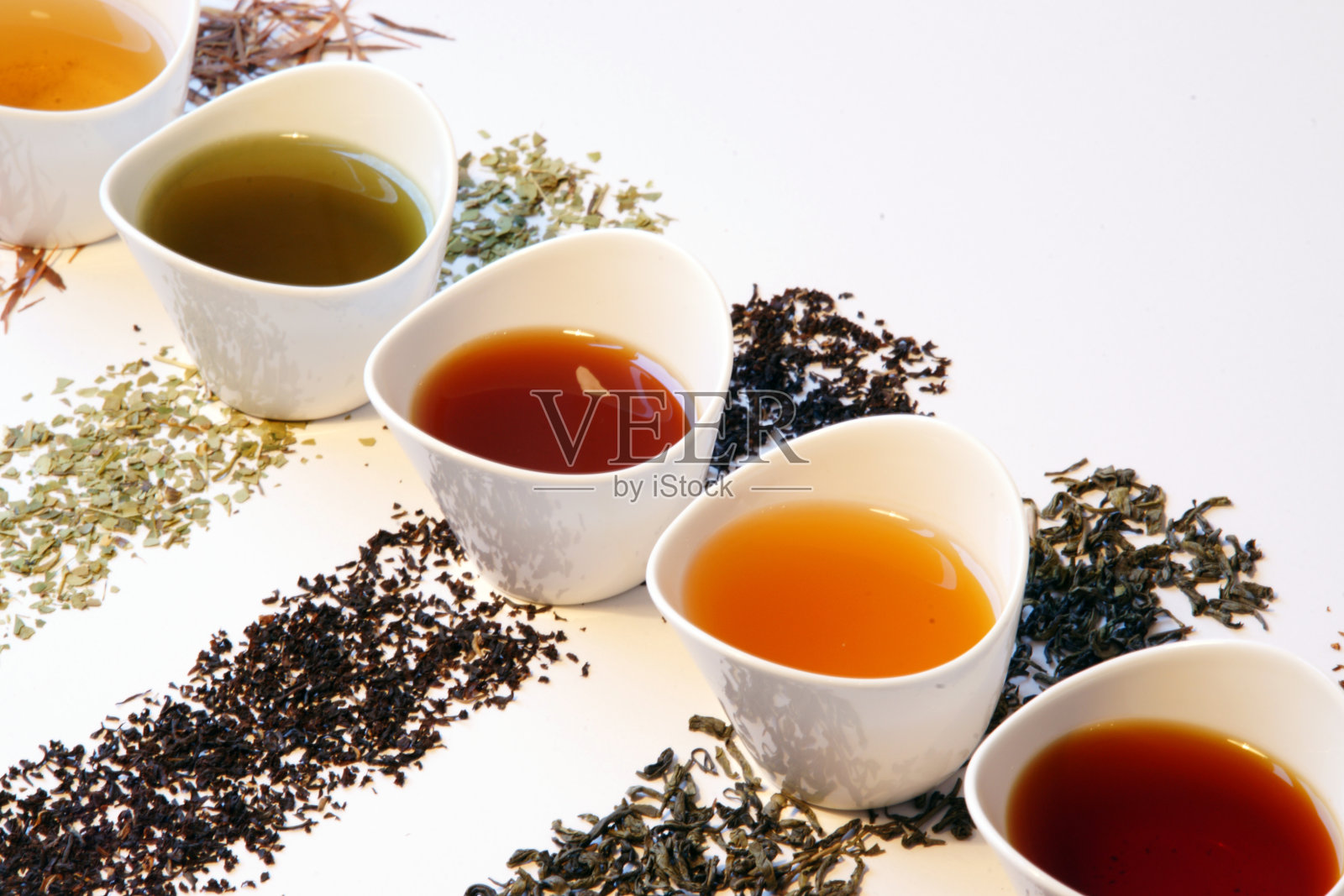 丰富多彩的茶叶选择-不同类型的散茶在小杯照片摄影图片