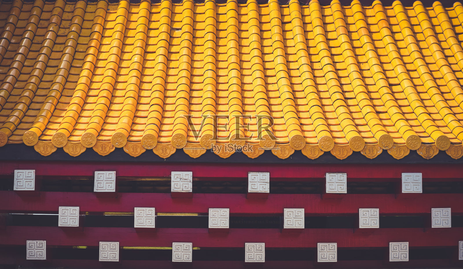 中国的屋顶。黄橘色琉璃瓦的中国庙宇。的过滤器。照片摄影图片