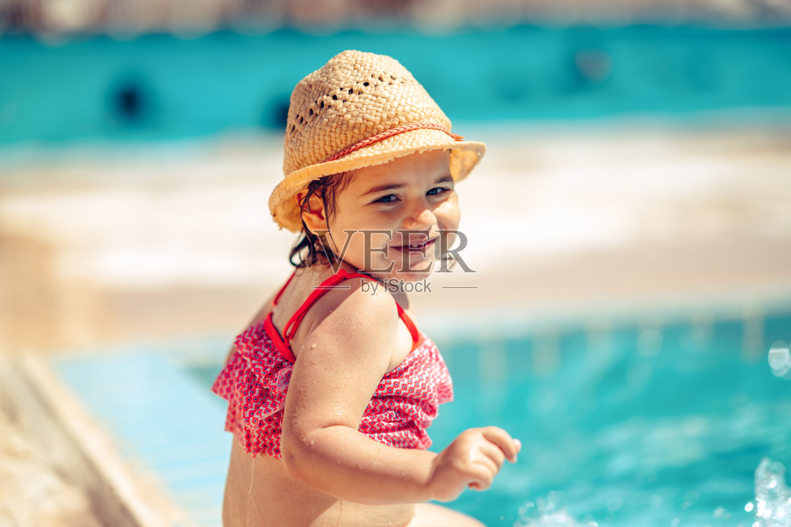孩子们在游泳池里玩得很开心。暑假与孩子们玩得开心。照片摄影图片