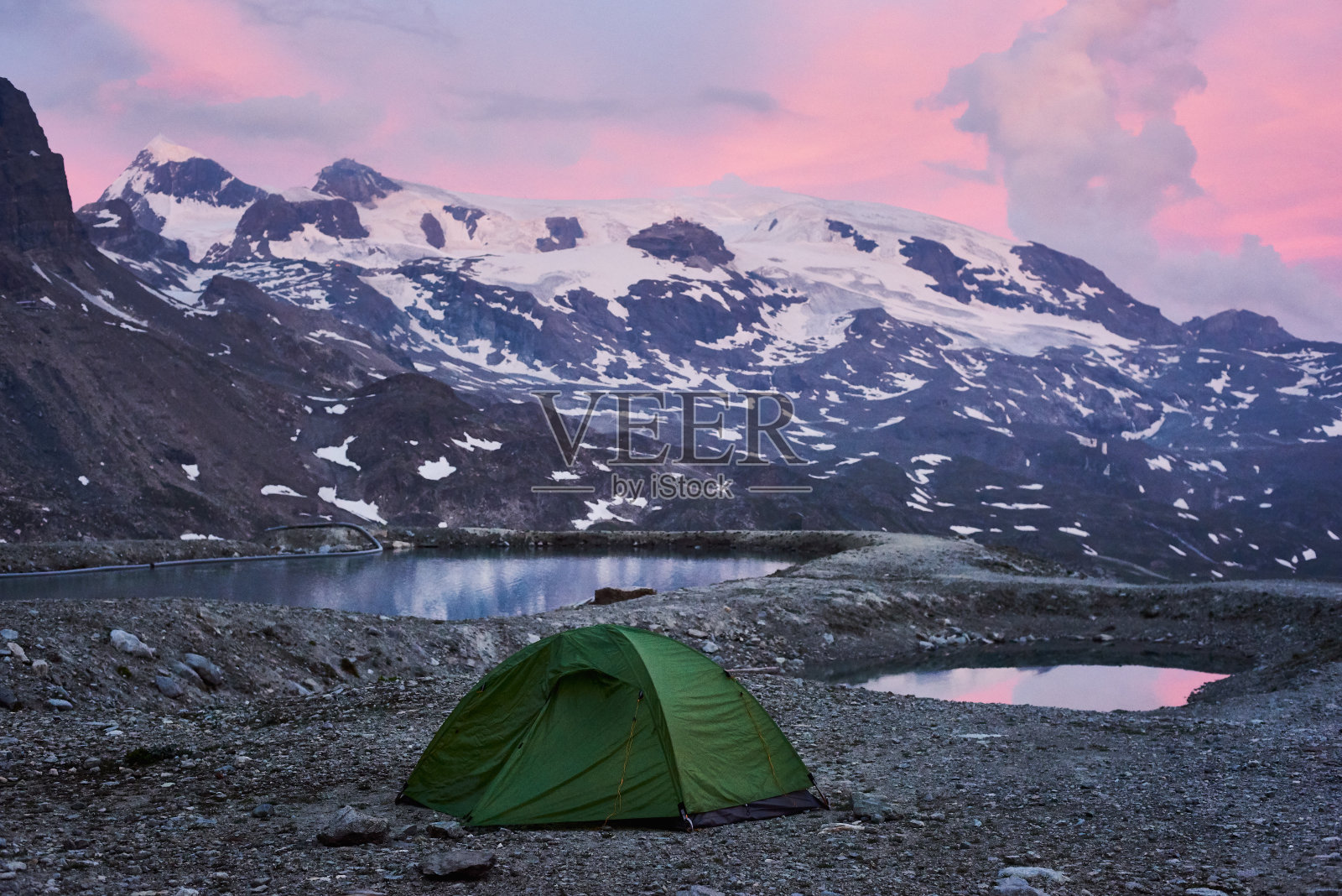 帐篷附近的山区湖泊，日落。照片摄影图片