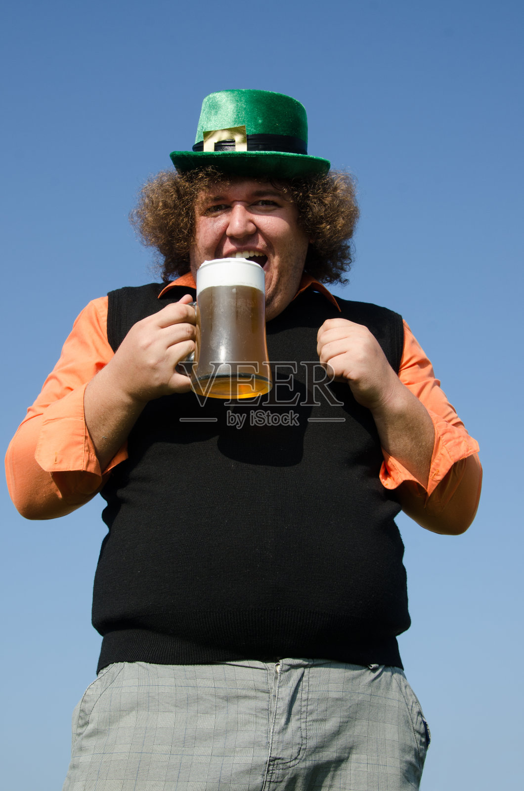 有趣的胖子在喝啤酒。照片摄影图片