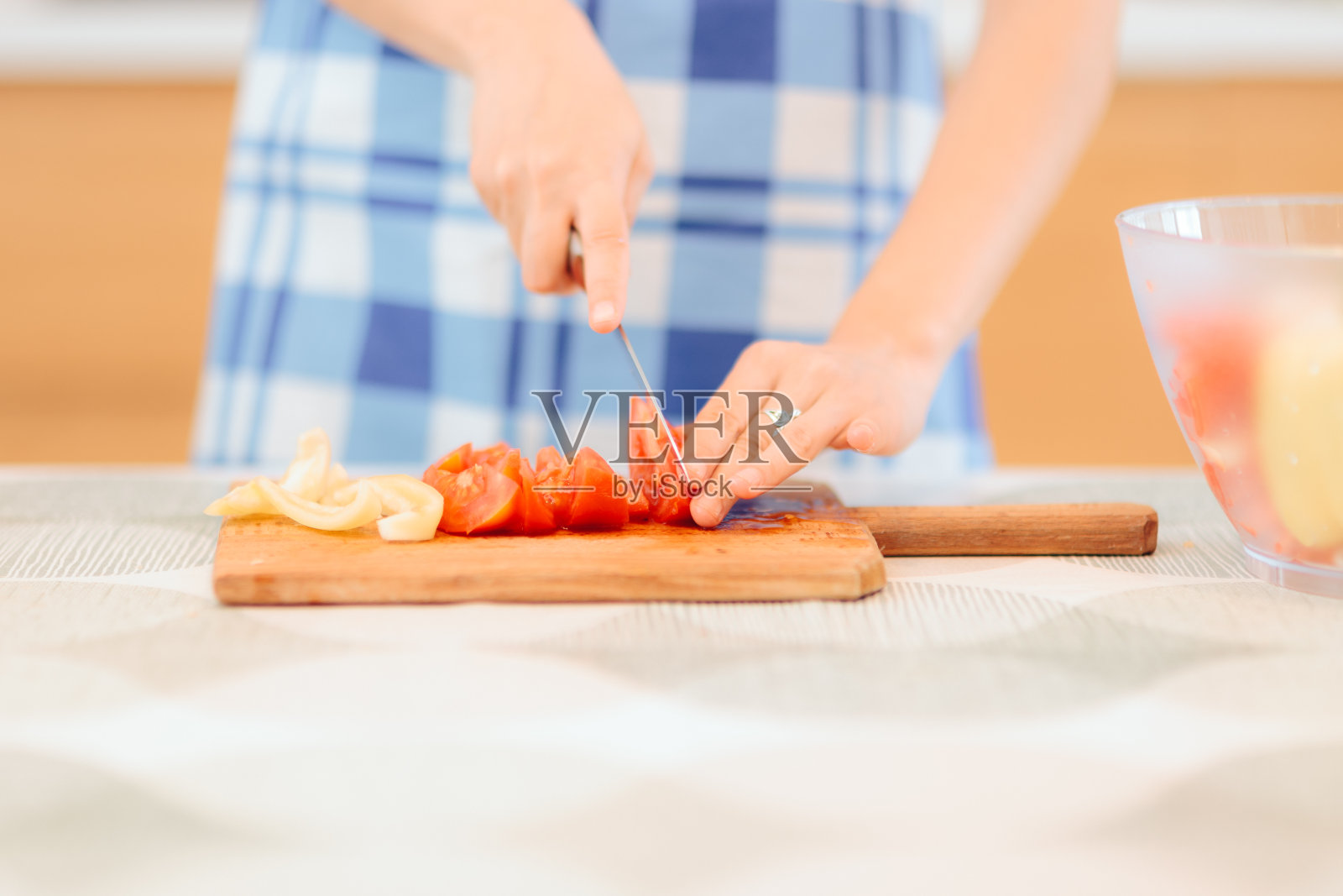 厨师手在木板上切菜的细节照片摄影图片