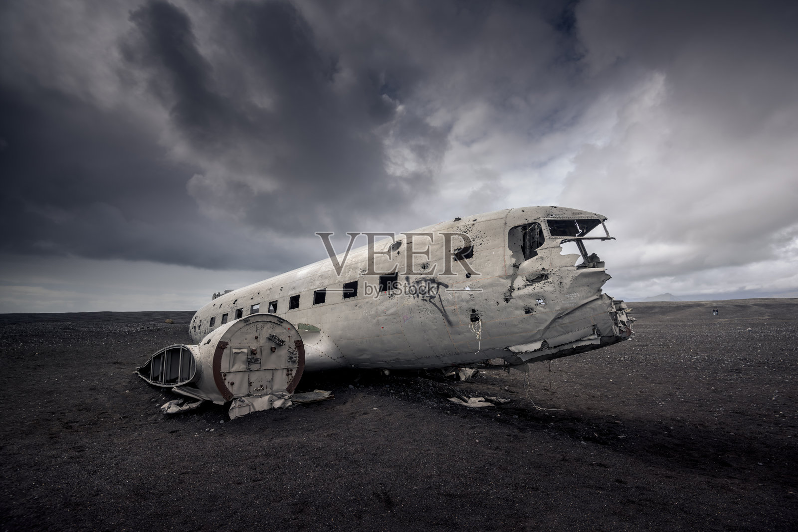 冰岛黑沙滩上的飞机残骸照片摄影图片