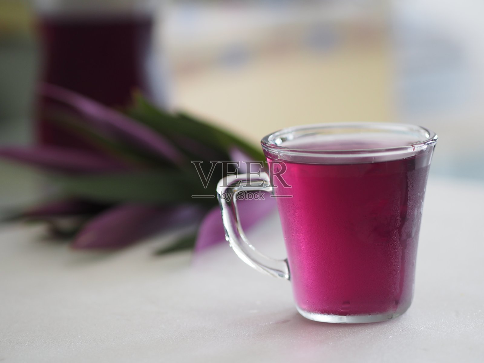 本草汁呈透明玻璃小滴状，沿边沿有凤仙花科的尖叶长，颜色呈紫色照片摄影图片