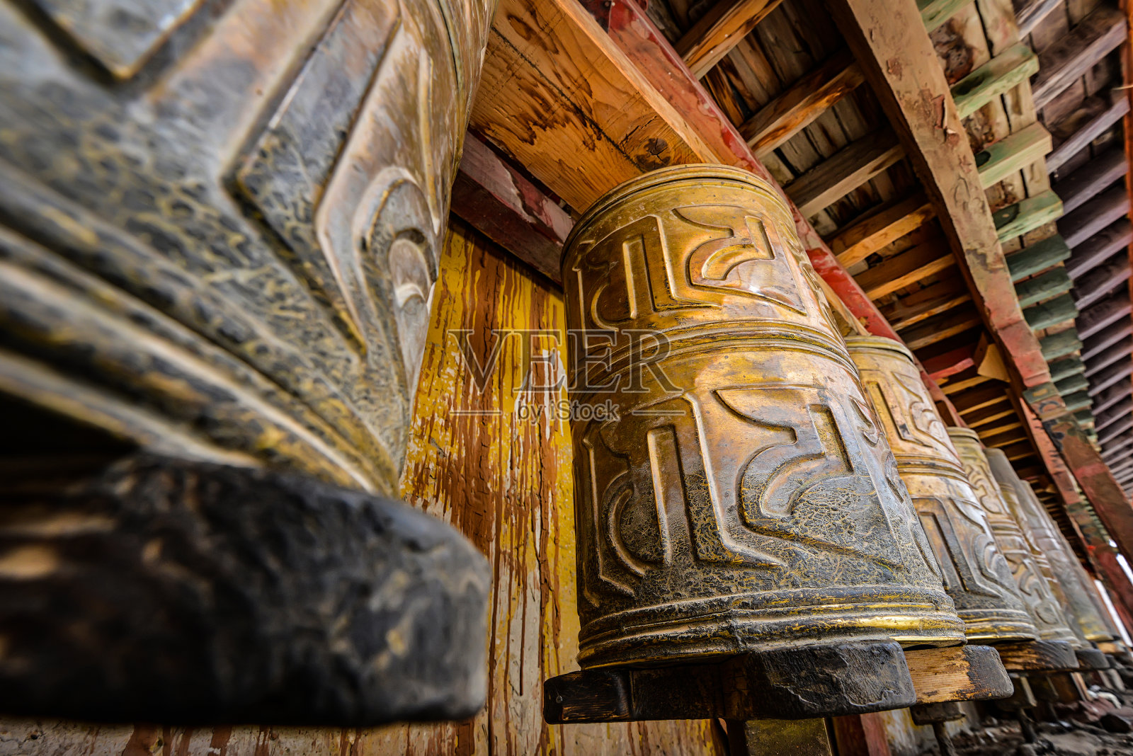 一个享受西藏自然风光的旅行者照片摄影图片