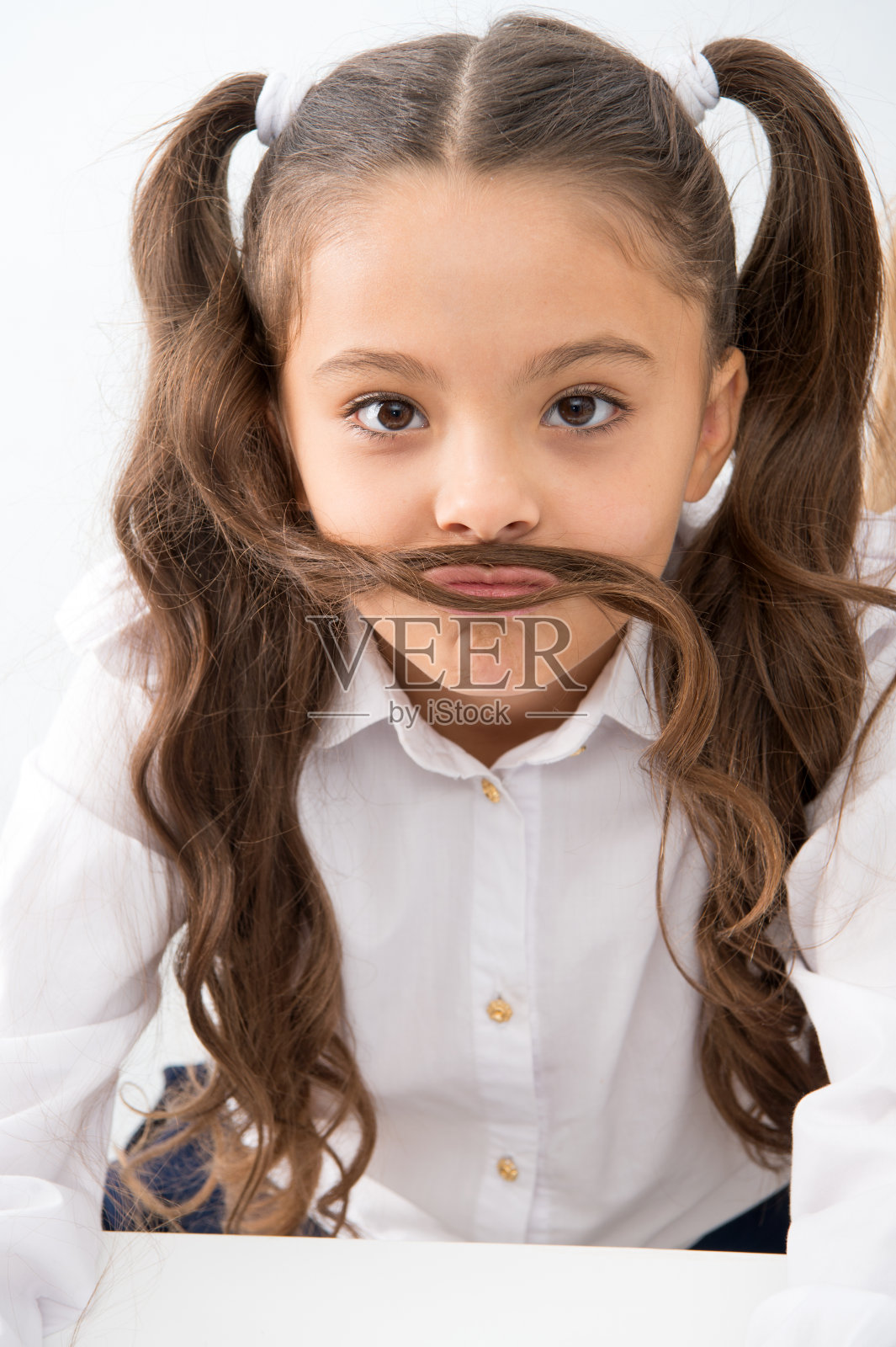 小胡子的小女孩。长头发的小女孩照片摄影图片