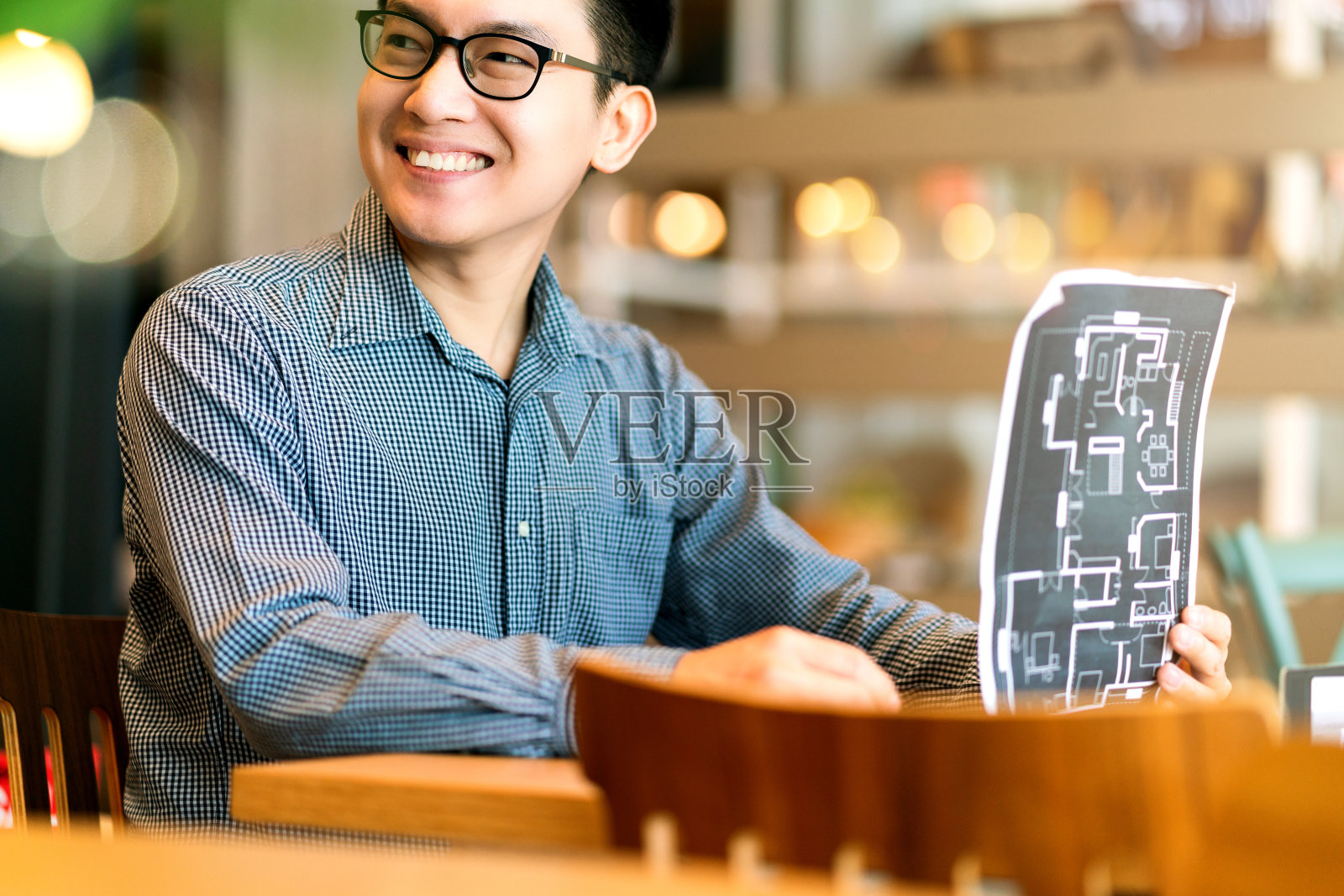 亚洲商人创业公司企业家坐在微笑与幸福的新店店办公室背景的商业理念理念照片摄影图片