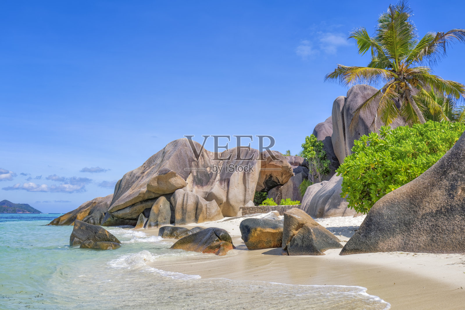 美丽的热带海滩Anse Source d´银白色雕刻花岗岩和棕榈树-拉迪格岛，塞舌尔，印度洋群岛。照片摄影图片
