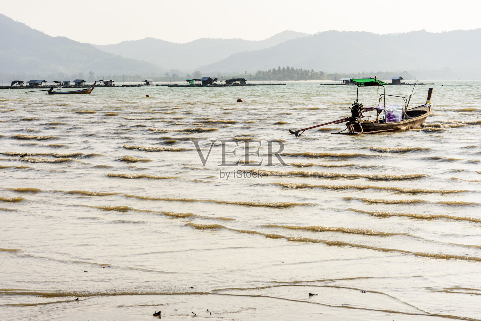 在泰国攀雅湾高窑岛有风、退潮时抛锚的船只照片摄影图片