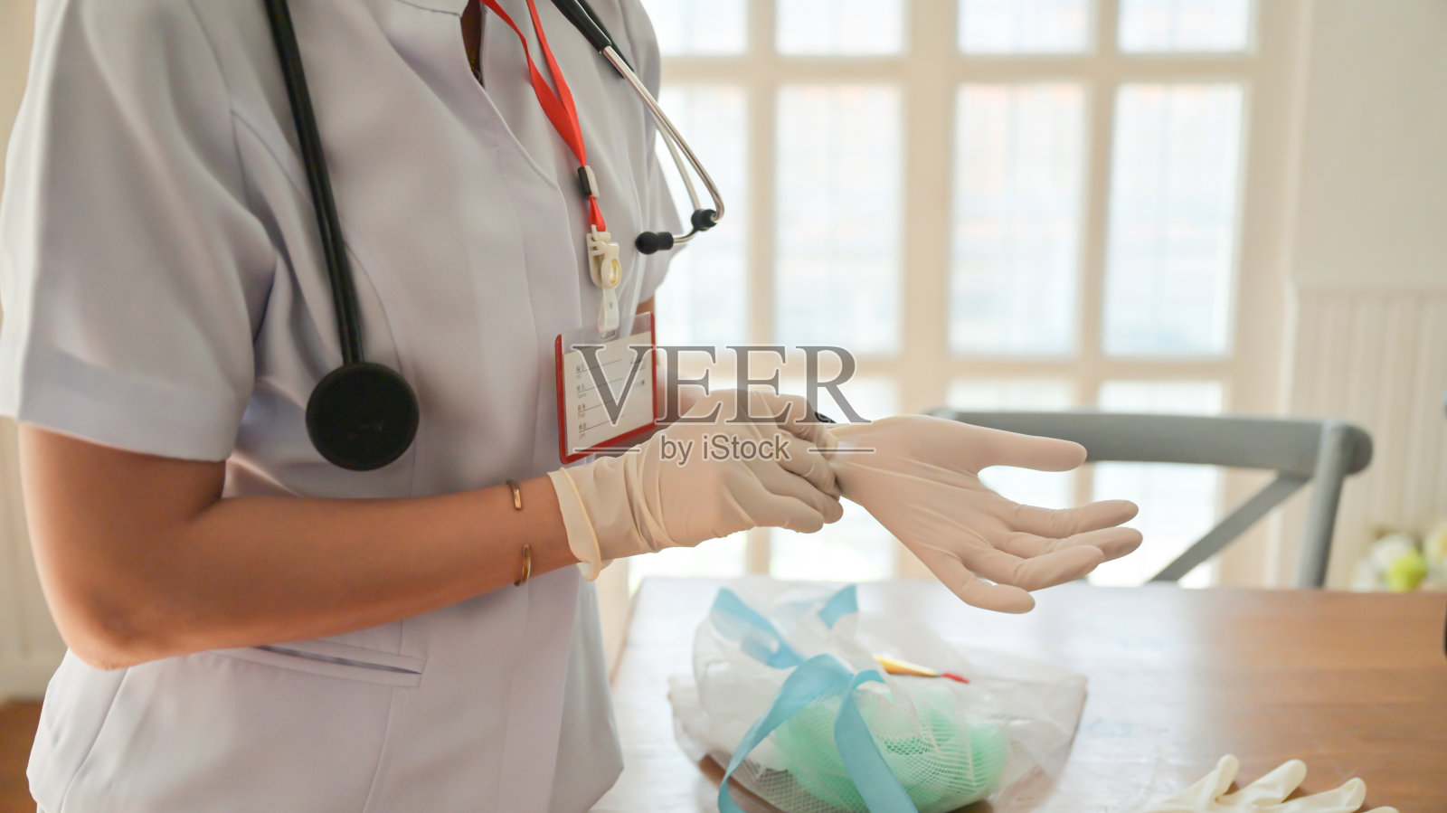 护士在工作时戴着手套保护冠状病毒。照片摄影图片
