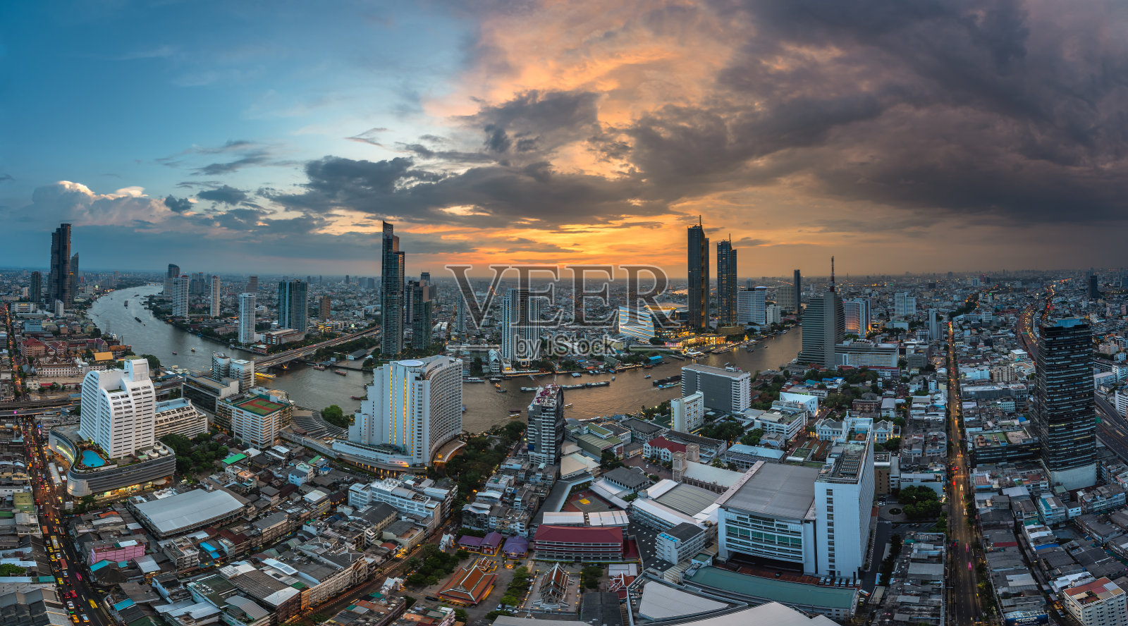 夕阳西下，泰国首都曼谷市中心湄南河的美景照片摄影图片