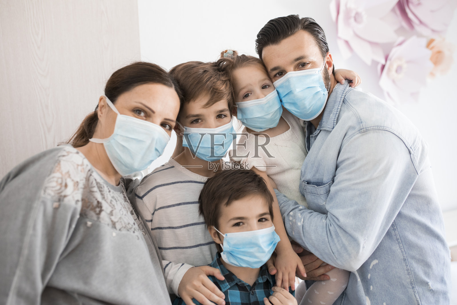 一个家庭在冠状病毒期间的肖像照片摄影图片