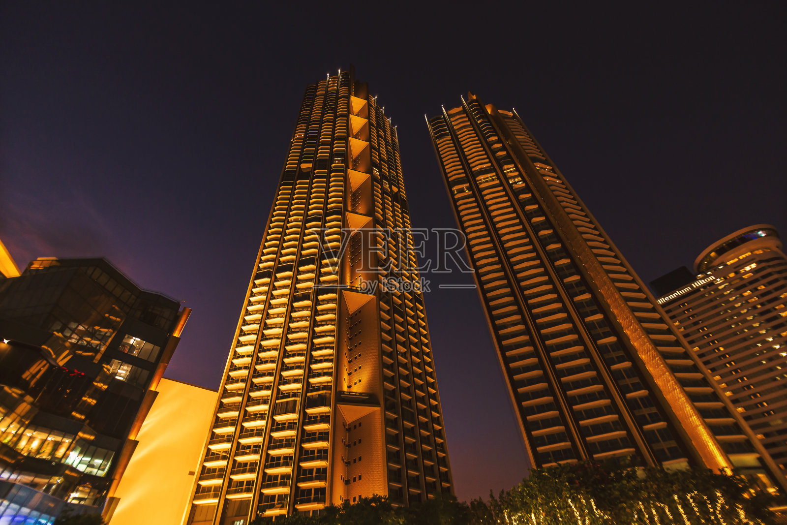 在晚上的时间里，摩天大楼模糊不清。在泰国的城市。照片摄影图片