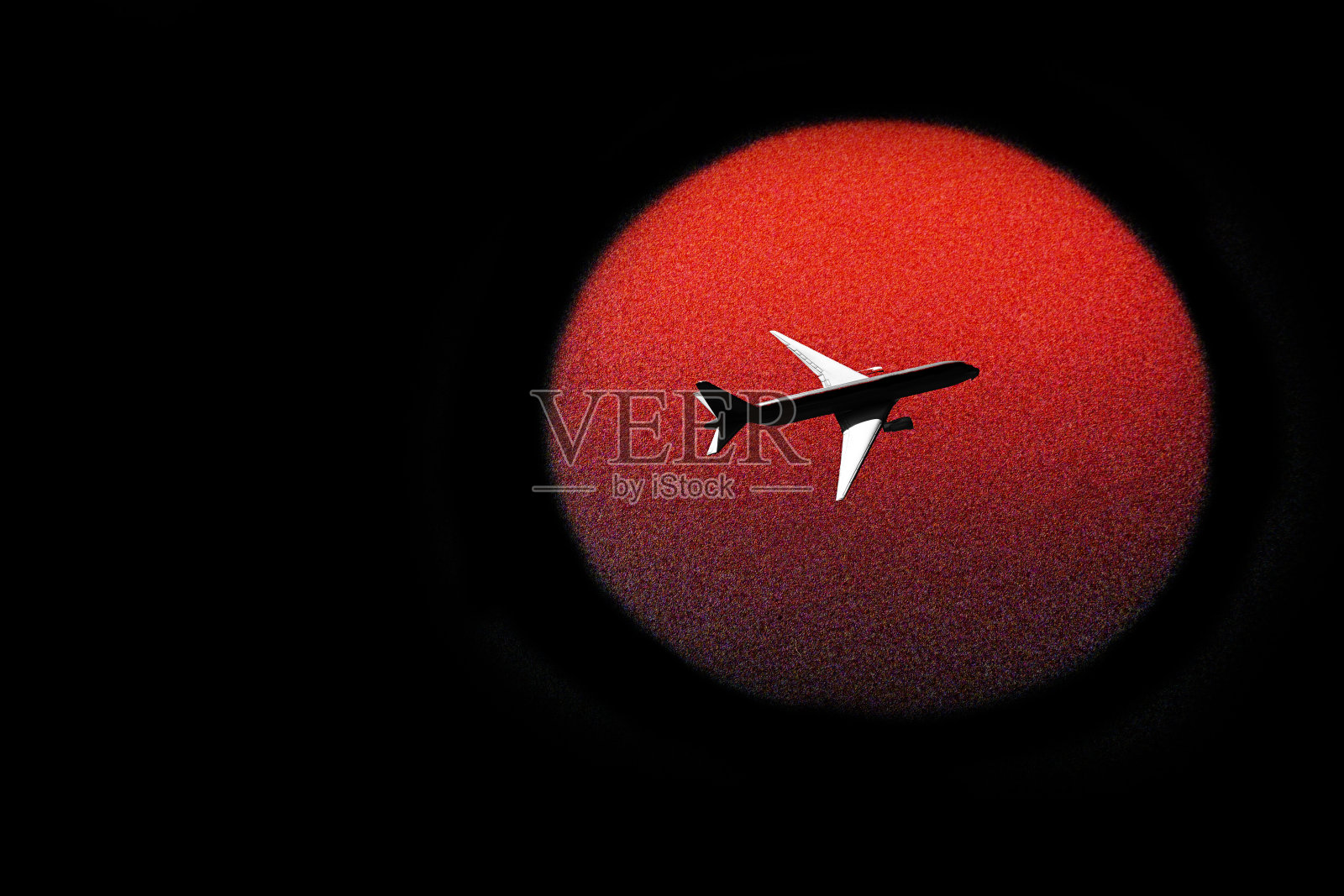一架客机在一轮红色月亮前飞行照片摄影图片