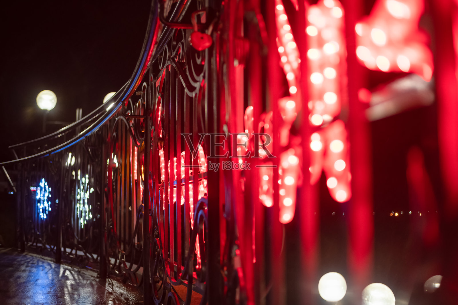 在冬天的夜晚，城市街道上装饰着红色圣诞灯的楼梯。为节日装饰城市的概念照片摄影图片