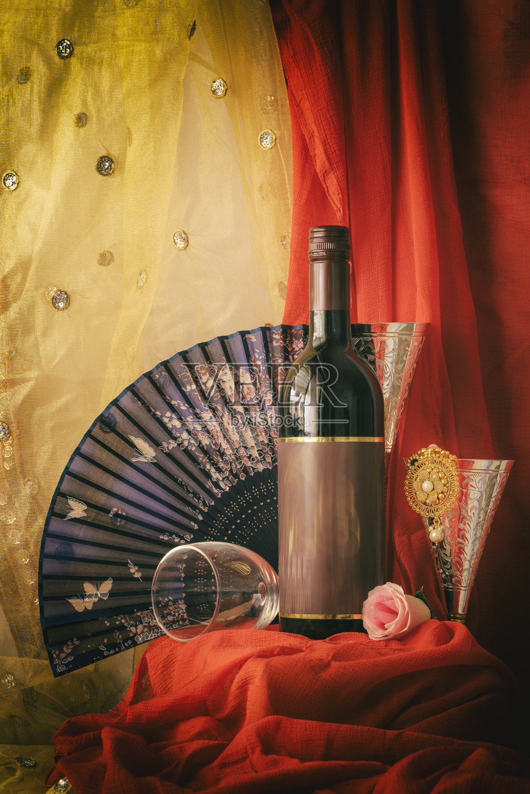 用红酒瓶、银器和酒杯庆祝的静物生活。照片摄影图片