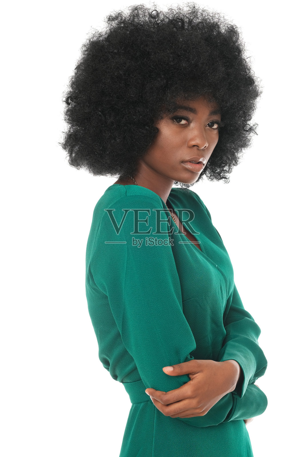 优雅的美国黑人模特穿着嫩绿色的衣服，看起来很有魅力。照片摄影图片