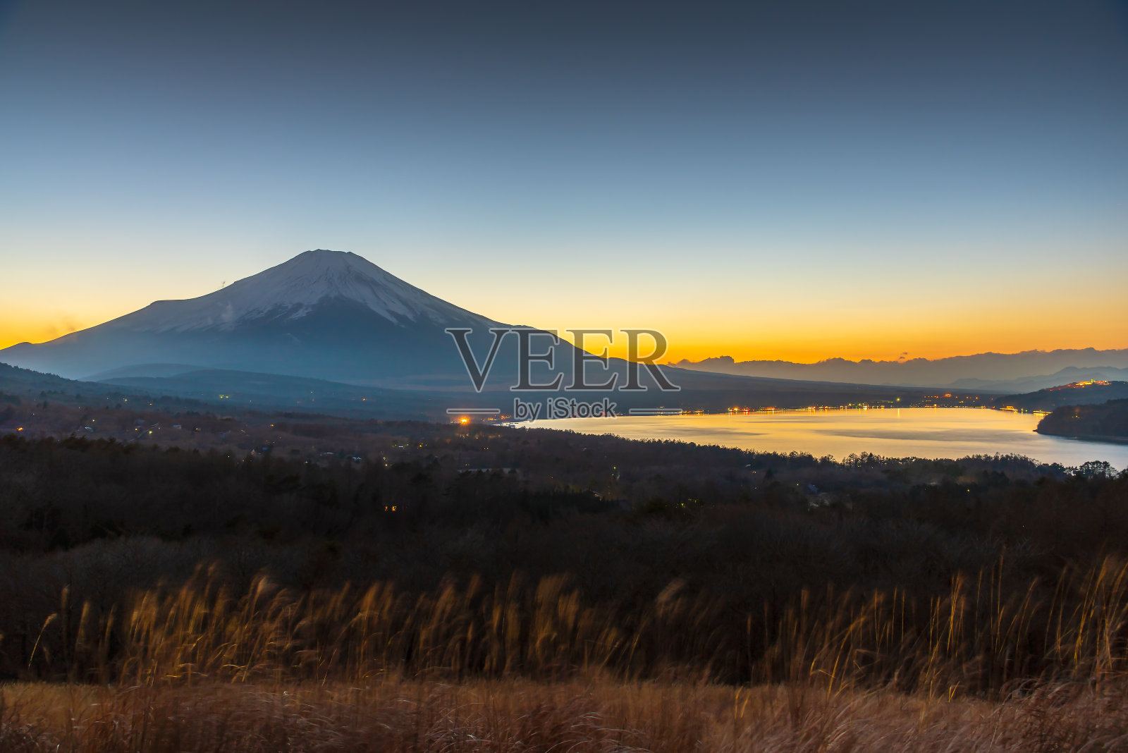 日本山梨县山中湖上的富士山或夕阳中的富士山。照片摄影图片