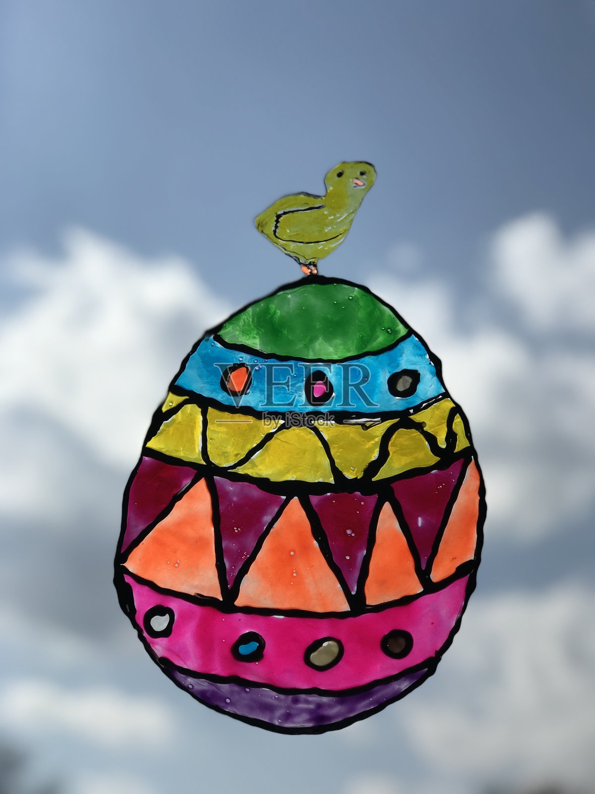复活节彩蛋和小鸡。儿童彩色玻璃。照片摄影图片