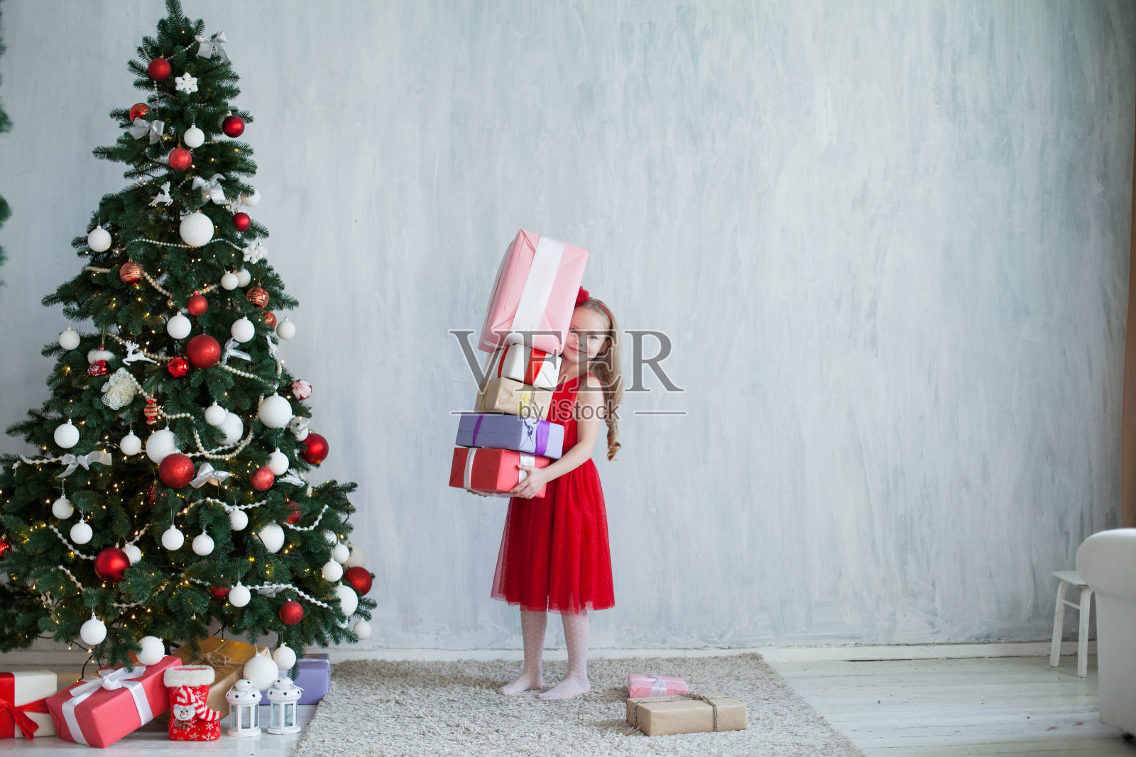 小女孩装饰圣诞树新年礼物照片摄影图片